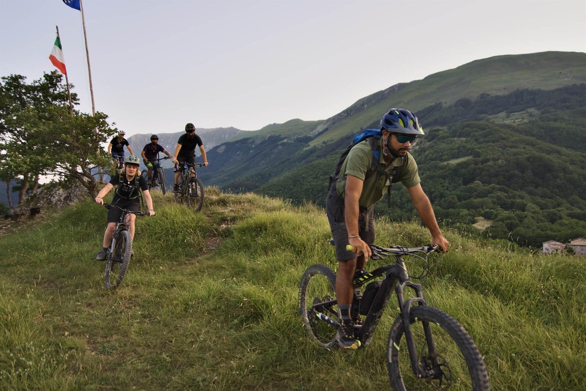 Tour guidati in e-bike tra borghi e panorami