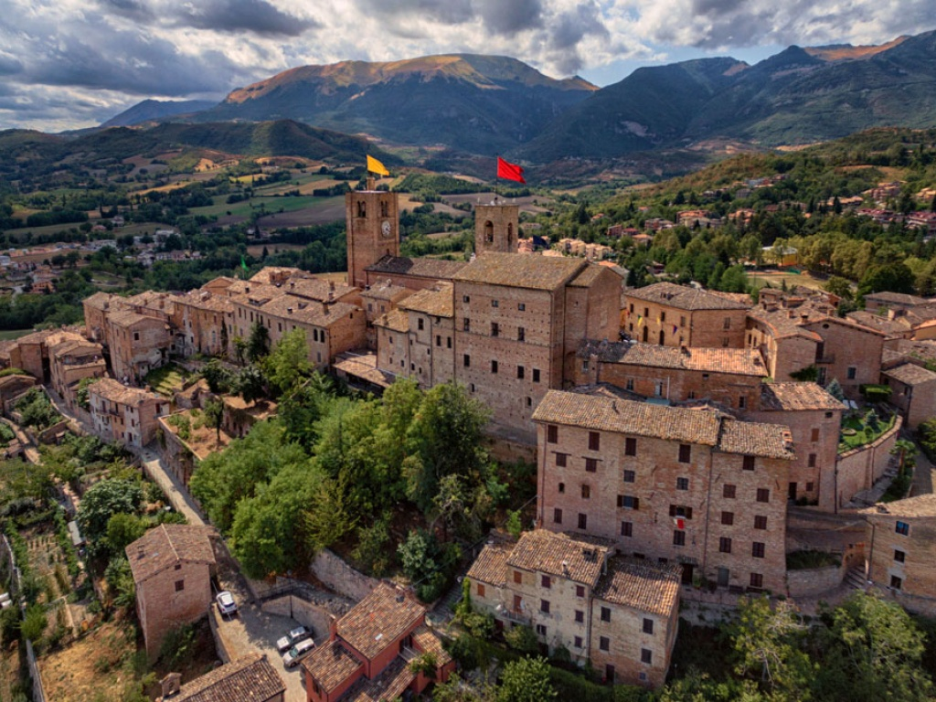 Tour in e-bike a Sarnano Il Borgo e le sue Colline