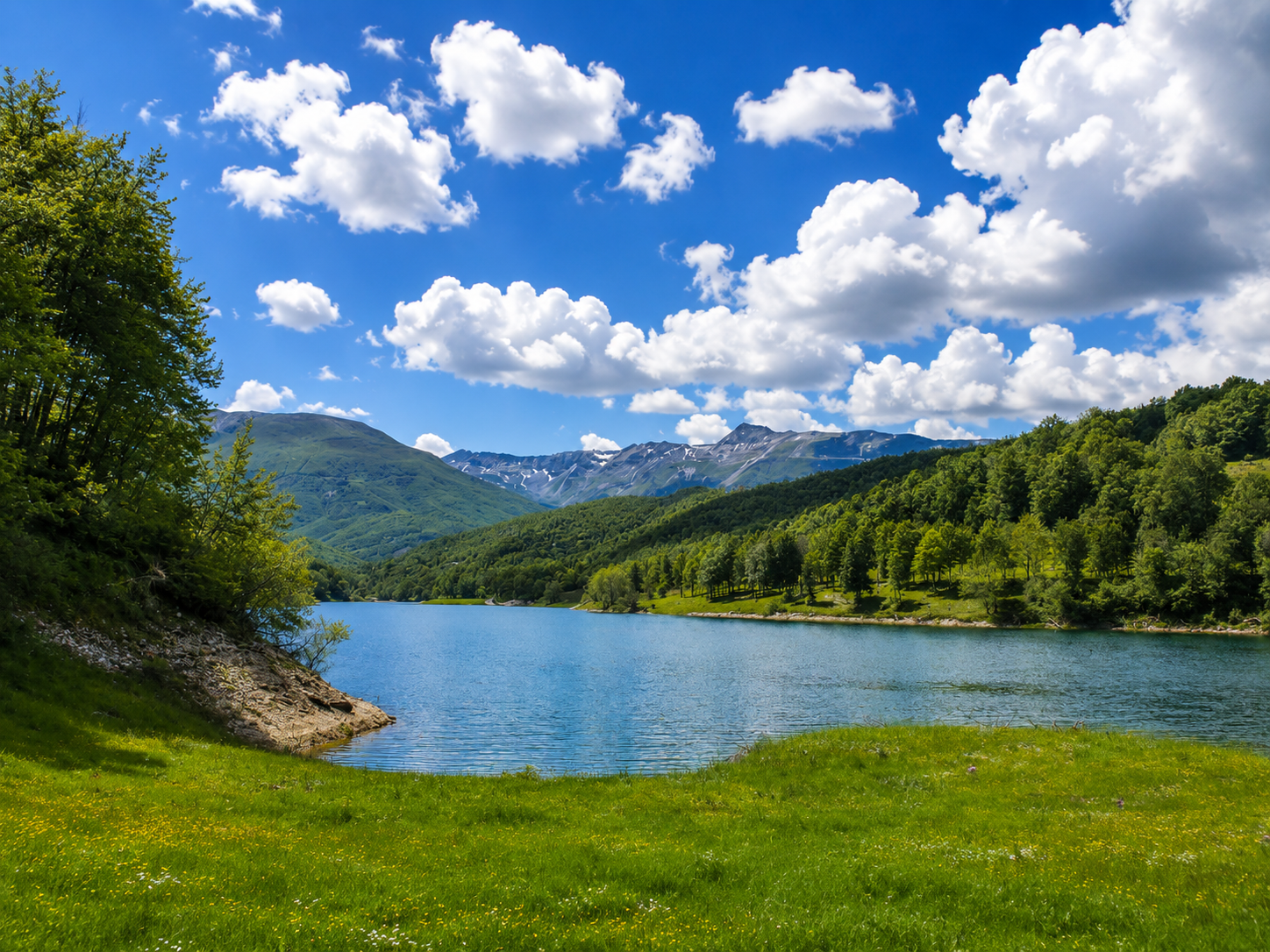Dal lago di Gerosa tra boschi e campagne di Montemonaco